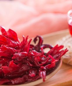 Mứt Hibiscus hủ 200g – còn gọi là mứt Hoa hồng, mứt Atiso đỏ được chế biến từ những đài quả tươi nên giữ được sự tươi ngon, thuần khiết cũng như các chất dinh dưỡng.