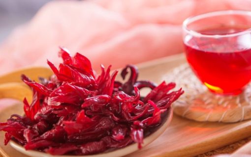 Mứt Hibiscus hủ 200g – còn gọi là mứt Hoa hồng, mứt Atiso đỏ được chế biến từ những đài quả tươi nên giữ được sự tươi ngon, thuần khiết cũng như các chất dinh dưỡng.